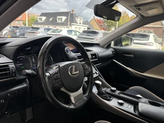 Lexus IS 300h Hybrid Sport Edition / 12