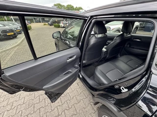Toyota Corolla Cross 2.0 HYBRID 184PK FIRST-EDITION BLIND-SPOT EL-ACHTERKLEP LM-VELGEN KEYLESS PARK-SENSOREN STOELVERW DRAADLOOS-LADEN AD-CRUISE BLUETOOTH / 17