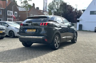 Peugeot 3008 1.2 PureTech Allure / 8