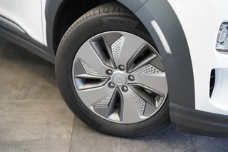 Hyundai Kona EV Comfort 64 kWh 3-Fase  Warmtepomp Two-Tone Adaptive-Cruise Navigatie / 4