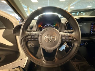 Toyota Aygo X 1.0 VVT-i MT first / apple /stoelverw /cruisec /camera/pdc/clima/boeken / 38