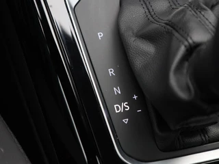 Volkswagen T-Roc 1.5 TSi 150 Pk Automaat Sport Business R-Line | Black Style | Camera | Stoelverwarming | Adaptive Cruise | Navigatie | CarPlay | Climatronic | 18 Inch | 89.335 Km !! / 31
