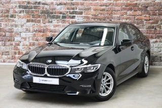 BMW 3 Serie Sedan 320i Executive Edition Automaat  / Trekhaak / Live Cockpit Professional / Cruise Control / Parkeersensoren / Neerklapbare Achterbank / Apple Carplay / Sportstuur