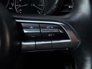 Mazda 3 2.0 e-SkyActiv-G M Hybrid 122 Comfort met Bose | Apple Carplay / Android Auto | Navigatiesysteem | Licht + Regensensor | Elektrisch Verstelbare Bestuurderstoel  | Stoel + Stuurverwarming | Parkeersensoren Voor + Achter | Camera Achter | 18"Lichtmetalen velgen | Lederen Bekleding | Cruise Control Adaptief / 25