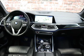 BMW X5 xDrive45e High Executive xLine Automaat  / Panoramadak / SOH 82% / Live Cockpit Professional / Trekhaak / Luchtvering / Stoelventilatie / Personal CoPilot Pack /  Comfortstoelen / Nappa Leder / Harman Kardon / Stoelverwarming / Head-Up Display / Active Steering / Individual Dashboard Leder / 17
