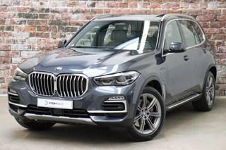 BMW X5 xDrive45e High Executive xLine Automaat  / Panoramadak / SOH 82% / Live Cockpit Professional / Trekhaak / Luchtvering / Stoelventilatie / Personal CoPilot Pack /  Comfortstoelen / Nappa Leder / Harman Kardon / Stoelverwarming / Head-Up Display / Active Steering / Individual Dashboard Leder