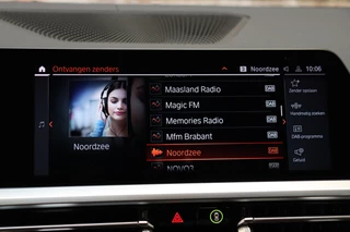 BMW 3 Serie Sedan 318i High Executive Luxury Line Automaat  / Live Cockpit Professional / Trekhaak / Stoelverwarming voor+achter / Achteruitrijcamera / Harman Kardon / Stuurverwarming / LED / Ambiance Verlichting / DAB / Sportstoelen / 31