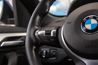 BMW X1 xDrive25e High Executive M sport | 1e eigenaar | Dealer onderhouden | Panoramadak | Apple Carplay | Camera | LED adaptief | Head-up | Stoelverwarming | Cruise control / 21