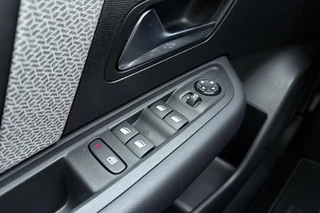 Citroen C4 1.2 Puretech 130pk Automaat Shine Pack Business | Navigatie | Adapt. Cruise control | Lederen stoelen elektrisch en verwarmd | Head-up display | Keyless | Apple Carplay/Android Auto | 18" Lichtmetalen velgen / 20