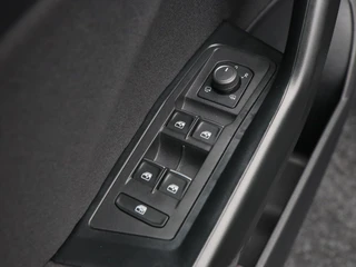 Volkswagen T-Roc 1.5 TSi 150 Pk Automaat Style Business | Adaptive Cruise Control | Elektrische Achterklep | Navigatie | Trekhaak | Stoelverwarming | 17 Inch / 21