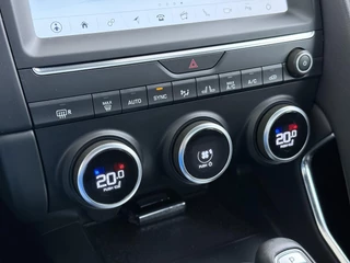 Jaguar E-PACE 2.0 P200 AWD R-Dynamic / 43