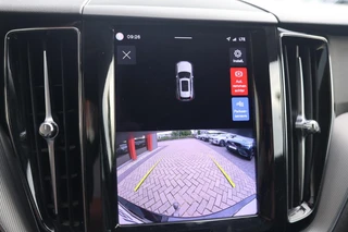 Volvo XC60 T6 Recharge AWD Plus Dark | Stoelverwarming | Trekhaak |  Parkeercamera | Panoramadak  | Longe Range | Pilot Assist | BLIS | Leder | Glossy Black | Keyless / 50