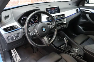 BMW X1 sDrive18i High Executive M Sport Pakket Automaat  / Navigatiesysteem Professional / Panoramadak / 18 Inch / LED / Stoelverwarming / Achteruitrijcamera / Extra Getint Glas / Harman Kardon / Shadow Line / Parkeersensoren voor+achter / 10