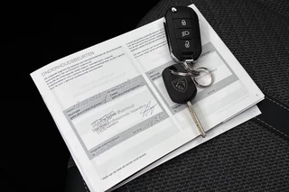 Peugeot 208 1.2 Hybrid 110 e-DCS6 Allure / 25