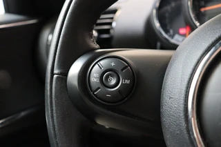 MINI Clubman Cooper Serious Business / Navigatiesysteem Professional / Panoramadak / Harman Kardon / Climate Control / 17 Inch / LED-koplampen / Parkeersensoren / Cruise Control / Lichtpakket / 35