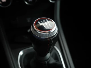 Renault Captur 1.3 mild hybrid 140 RS Line | Stoel en stuurverwarming | Achteruitrijcamera| 18 inch lichtmetalen velgen | Adaptive cruise control | Climate control | Trekhaak / 34