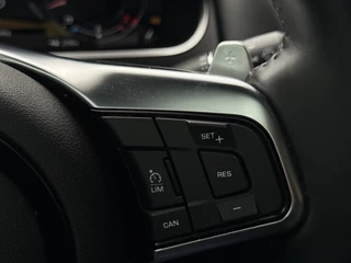 Jaguar F-TYPE P300 RWD R-Dynamic / 13