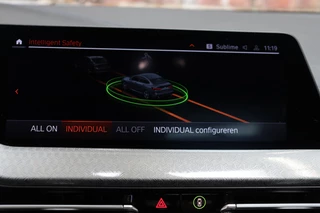 BMW 2 Serie Gran Coupé 218i High Executive M Sport Pakket Automaat  / Live Cockpit Professional / Panoramadak / Stoelverwarming / 18 Inch / Climate Control / Parkeersensoren / Bluetooth / DAB / Cruise Control / Lichtpakket / Extra Getint Glas / LED / 24