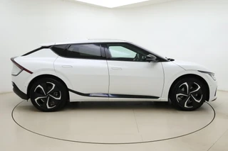 Kia EV6 GT-Line 77.4 kWh SOH: 100%! | Glazen schuifdak | Trekhaak | Stoel & Stuurverwarming | Electrische achterklep | Keyless | Rondomzicht camera / 12