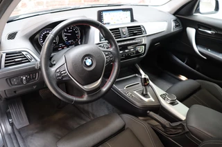 BMW 1 Series 118i Executive Sport Line Automaat 5 deurs / Navigatie Professional / LED / Trekhaak / Climate Control / 17 Inch / Bluetooth / Sportstoelen / Parkeersensoren / Lichtpakket / Cruise Control / Stoelverwarming / Neerklapbare Achterbank / 13