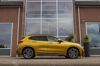 BMW X2 sDrive18i High Executive M-sport | 2e eigenaar | Driving Assistant | Panoramadak | 19 inch | Keyless entry | Head-up | Shadow line | HiFi audio | Stoelverwarming | Alcantara / 8