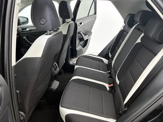 Volkswagen T-Roc 1.5 TSI Sport Automaat | Adaptive Cruise | CarPlay | Camera | Panoramadak | Parkeersensoren | Trekhaak | NAP / 31