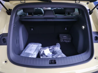 Leapmotor B05 ProMax Design 67.1 kWh | Panoramadak | Elektrisch verstelbare stoelen | Stuurwiel verwarming | Apple carplay/Android auto | Sfeerverlichting | Regensensor | Privacyglas | 19 inch lichtmetalen velgen / 13
