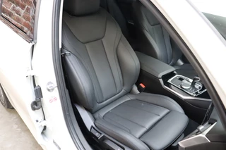 BMW 3 Serie Sedan 318i Executive Sport Line Automaat  / Live Cockpit Professional / Stoelverwarming / Parkeersensoren voor+achter / LED / 18 Inch / DAB / Climate Control / Shadow Line / Extra Getint Glas / Apple CarPlay / Cruise Control / Lichtpakket / 19