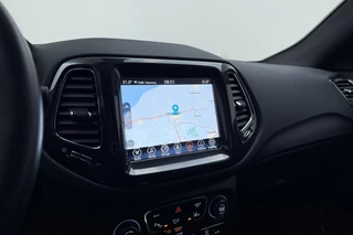 Jeep Compass 4xe 240 Plug-in Hybrid Electric S Automaat | Lederen bekleding | Trekhaak | Camera | Keyless | Lichtmetalen velgen black | Climate control / 26