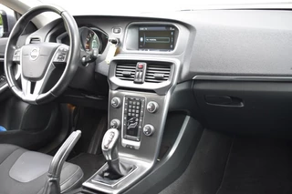Volvo V40 1.6 T3 MOMENTUM NAVI / PDC / STOEL VERW. / TREKHAAK / 32