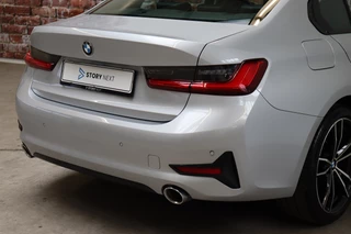 BMW 3 Serie Sedan 320i Executive Sport Line Automaat  / Live Cockpit Professional / M Sportstuurwiel / Shadow Line / 19 Inch / Climate Control / Sportstoelen / Bluetooth / Neerklapbare Achterbank / LED / Parkeersensoren voor+achter / 6