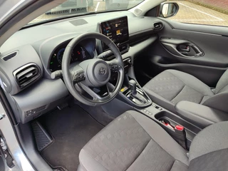 Toyota Yaris 1.5 Hybrid 115 DYNAMIC NL-AUTO STOEL/STUURVERW BLIND SPOT PARK-SENSOREN NAVI CAMERA CLIMA AD-CRUISE APPLE/ANDROID KEYLESS 16'' LM-VELGEN / 5