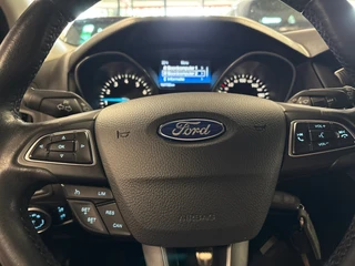 Ford Focus 1.5 Red Edition / navi / cruisecontrol / nieuwe motor / super nette staat / 16