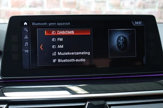 BMW 5 Series Touring 530i High Executive Luxury Line Automaat  / Navigatiesysteem Professional / Panoramadak / Trekhaak / Comfortstoelen / Driving Assistant Plus / Adaptieve LED-koplampen / Hifi / Stuurwielrand Verwarmd / Achteruitrijcamera / Head-Up Display / Stoelverwarming / 38