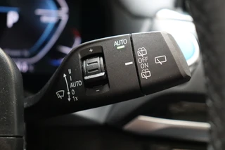 BMW iX3 High Executive 80 kWh Automaat  / Driving Assistant Professional / SOH 97% / Live Cockpit Professional / Trekhaak / Panoramadak / Adaptief Onderstel / Leder / Harman Kardon / Shadow Line / Head-Up Display / Adaptieve LED-koplampen / DAB / 20 Inch / 46