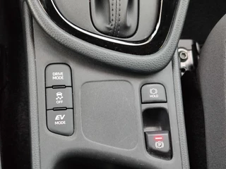Toyota Yaris Hybrid 115 DYNAMIC STOEL/STUURVERW PARK-SENSOREN BLIND SPOT CAMERA KEYLESS 16'' LM-VELGEN CAMERA NAVI CLIMA AD-CRUISE APPLE/ANDROID / 26