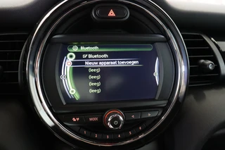 MINI Cooper Hatchback Chili Serious Business 3 deurs / Navigatiesysteem / Leder / John Cooper Works Exterieurpakket / Lichtpakket / Extra Getint Glas / Climate Control / Parkeersensoren / LED / Bluetooth / Cruise Control / Sportstoelen / 17 Inch / 31