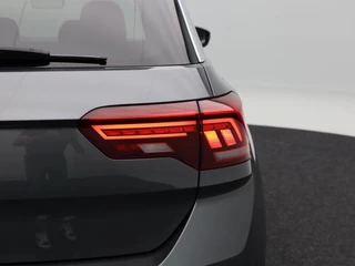 Volkswagen T-Roc 1.5 TSi 150 Pk Automaat R line | Black Style | Trekhaak | Stoelverwarming | Panorama dak | Camera | Adaptive Cruise | Climatronic | Carplay | 19 Inch | 58.509 Km !! / 16