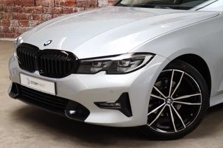 BMW 3 Serie Sedan 320i Executive Sport Line Automaat  / Live Cockpit Professional / M Sportstuurwiel / Shadow Line / 19 Inch / Climate Control / Sportstoelen / Bluetooth / Neerklapbare Achterbank / LED / Parkeersensoren voor+achter / 2