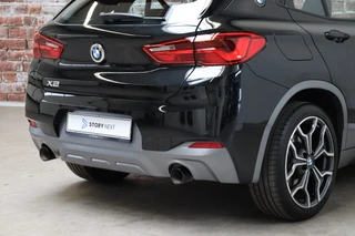 BMW X2 sDrive20i High Executive M Sport Pakket Automaat  / Navigatiesysteem Plus / Leder / Panoramadak / Stoelverwarming / LED / Harman Kardon / 19 Inch / Head-Up Display / Parkeersensoren voor+achter / Climate Control / Shadow Line / 6