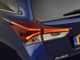 Toyota Auris Touring Sports 1.8 Hybrid Team D / 12