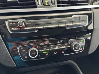 BMW X1 sDrive18iA High Executive | Cruise Control | Camera | Navigatie | Stoelverwarming | LM-Velgen | Climate Control | Elektrisch bedienbare Achterklep | PDC | LED Verlichting ( Vestiging - Vianen ) / 26