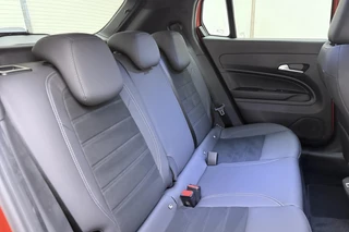 Fiat 600 1.2 Turbo 145pk Hybrid Automaat Sport | DEMO | Tot 8 jaar garantie | Navigatie | Achteruitrijcamera | Elektrische achterklep | LED Matrix koplampen | Sportief interieur | 18" Lichtmetalen velgen | Zwart dak / 17