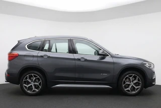 Bmw X1 sDrive20i Orange Edition 192PK Pano | Leder | HUD | Stoelverwarming / 7
