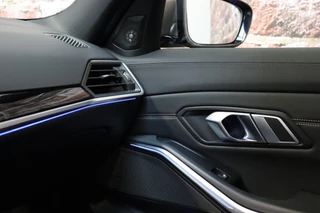 BMW 3 Serie Touring M340i xDrive High Executive M Sport Pakket Automaat  / Live Cockpit Professional / Panoramadak / Trekhaak / Individual Leder Merino / Driving Assistant / M Sport Differentieel / Harman Kardon / M Adaptief Onderstel / Safety Pack / Head-Up Display / 19 Inch / Stoelverwarming voor+achter / 37