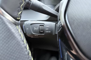 Peugeot e-2008 EV GT 54 kWh | Achteruitrijcamera | Dakrails | Cruise control | Climate control | Navigatie | Stof/lederen bekleding | 16" lichtmetalen velgen | Apple/Android carplay | 400km WLTP | 100% Elektrisch / 22