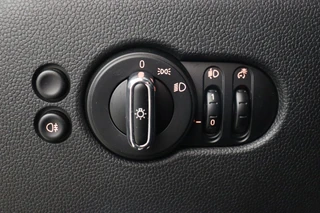 MINI Cooper Hatchback Business 3 deurs  / Navigatiesysteem / Airconditioning / Cruise Control / Bluetooth / Audio / 15 Inch / Elektrisch Pakket / 27