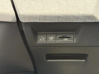 Peugeot e-3008 Launch Edition Dual Motor 73 kWh 325PK Automaat Navigatie, Rondomzichtcamera, Keyless, Panoramadak, Stoel & Stuurwielverwarming, Apple Carplay, Android Auto / 25