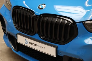 BMW X1 sDrive18i High Executive M Sport Pakket Automaat  / Navigatiesysteem Professional / Panoramadak / 18 Inch / LED / Stoelverwarming / Achteruitrijcamera / Extra Getint Glas / Harman Kardon / Shadow Line / Parkeersensoren voor+achter / 8