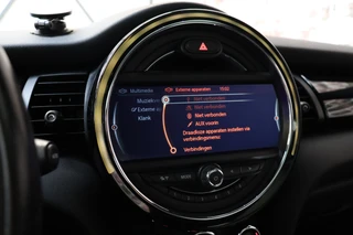 MINI Cooper Hatchback Chili Business 3 deurs  / Navigatiesysteem Professional / Panoramadak / LED / Climate Control / Parkeersensoren / Sportstoelen / Cruise Control / Bluetooth / 17 Inch / Chrome Line / Lichtpakket / Extra Getint Glas / 28